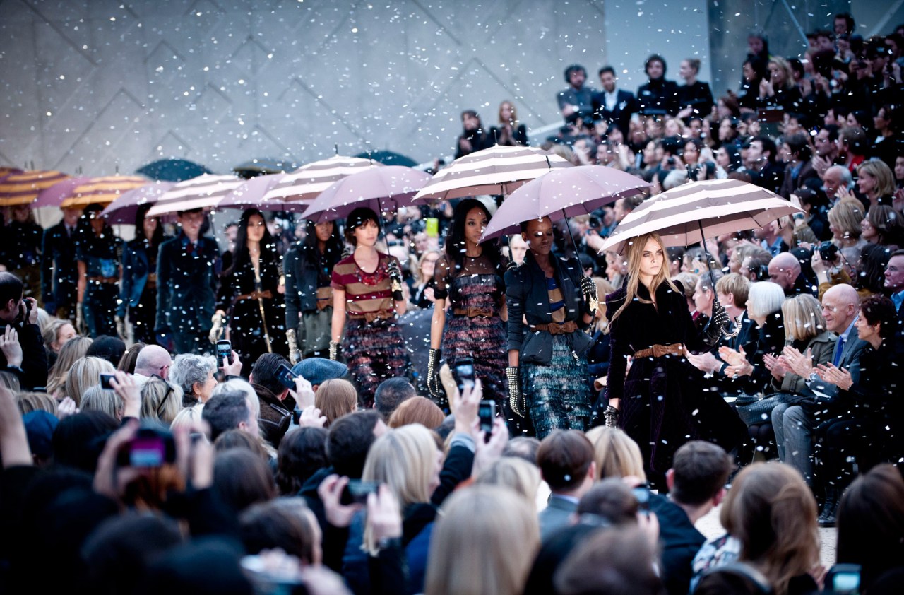 30-burberry-rtw-fw2012-roving-12-sung_091655533741